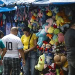 Comércio recua 0,3% em agosto, mas acumula alta em 2024