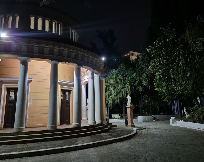 Passeio noturno no cemitério da Consolação em noite de aplausos a Luís Gama e Dona Thereza